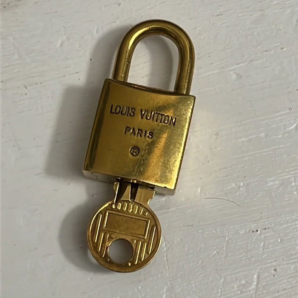 LV Lock #204, More Rare 200 Series Louis Vuitton - Picture 2 of 3